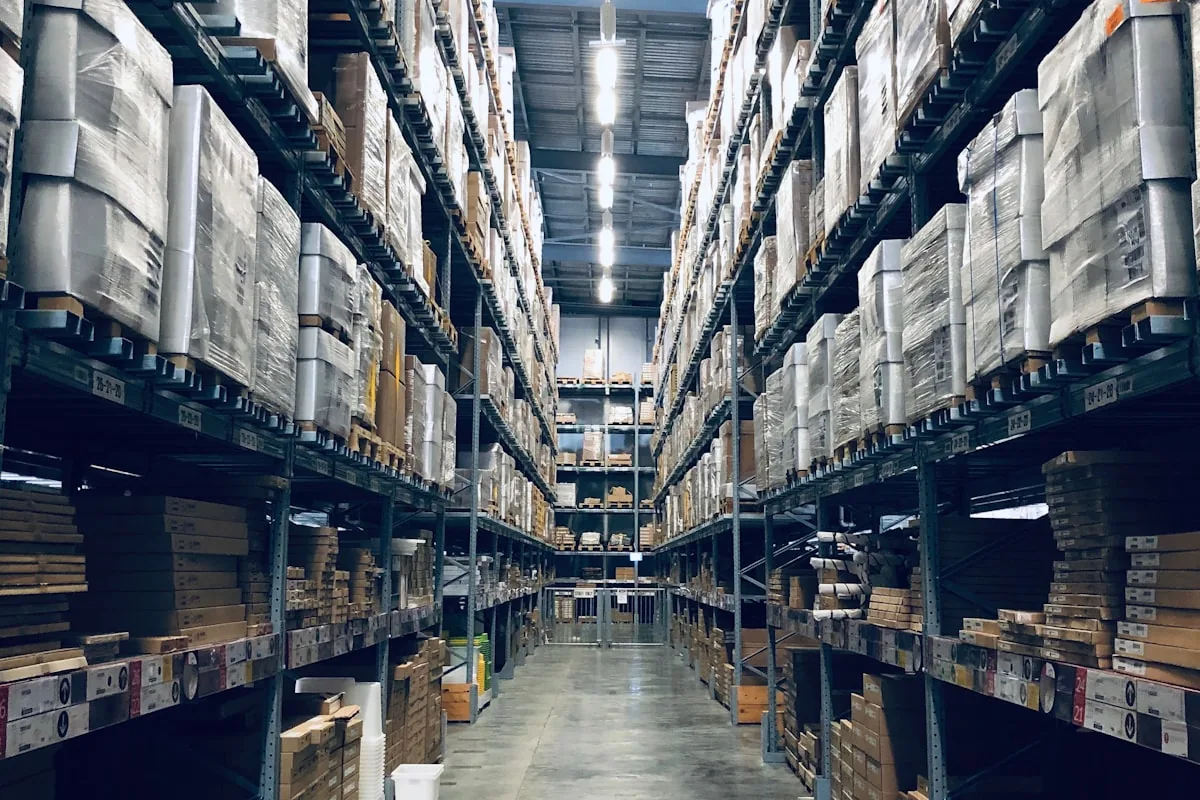 Equipo logístico recogiendo y alistando cajas empresariales